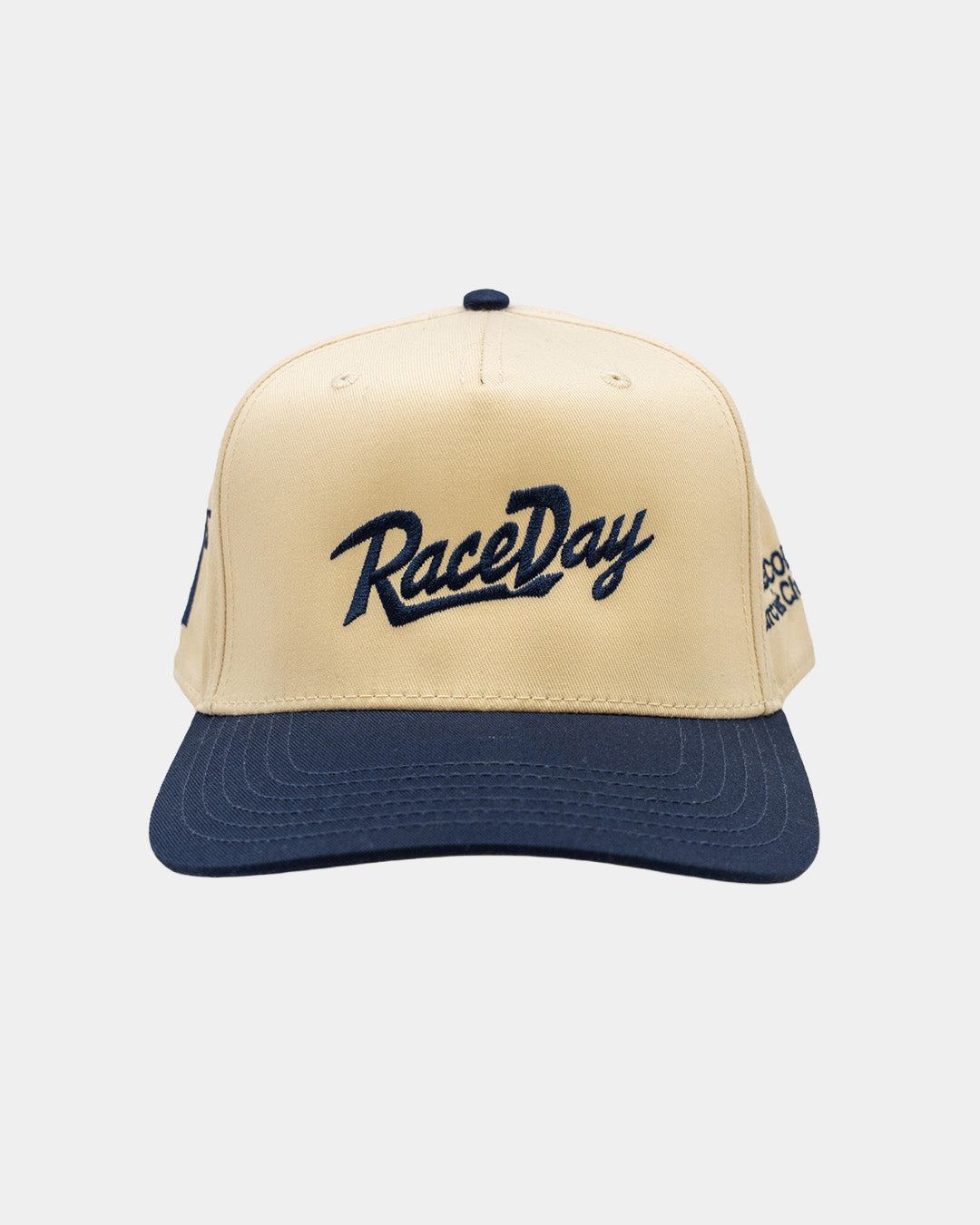 Vista frontal de la RaceDay Hat Navy con el logo RaceDay en cursiva azul marino sobre copa crema