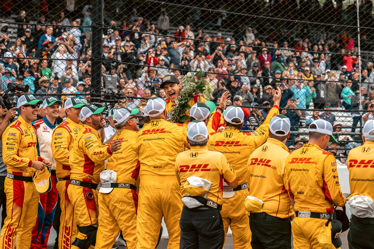 Alex Palou celebra su victoria en las 500 Millas de Indianápolis con el equipo Chip Ganassi Racing