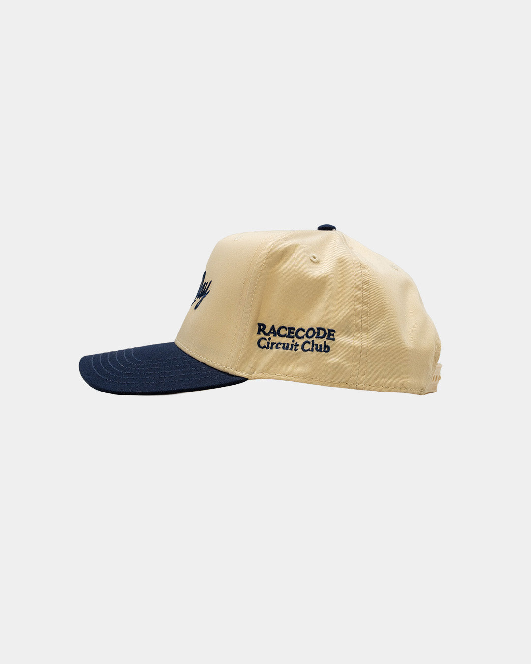 Vista lateral de la RaceDay Hat Navy con bordado Race Code Circuit Club