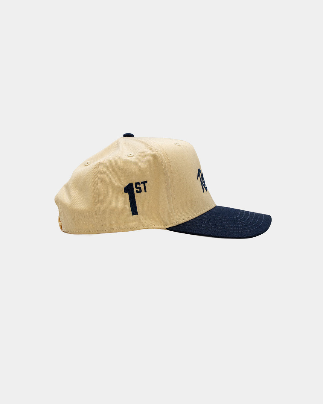 Vista lateral de la RaceDay Hat Navy con bordado 1st azul marino
