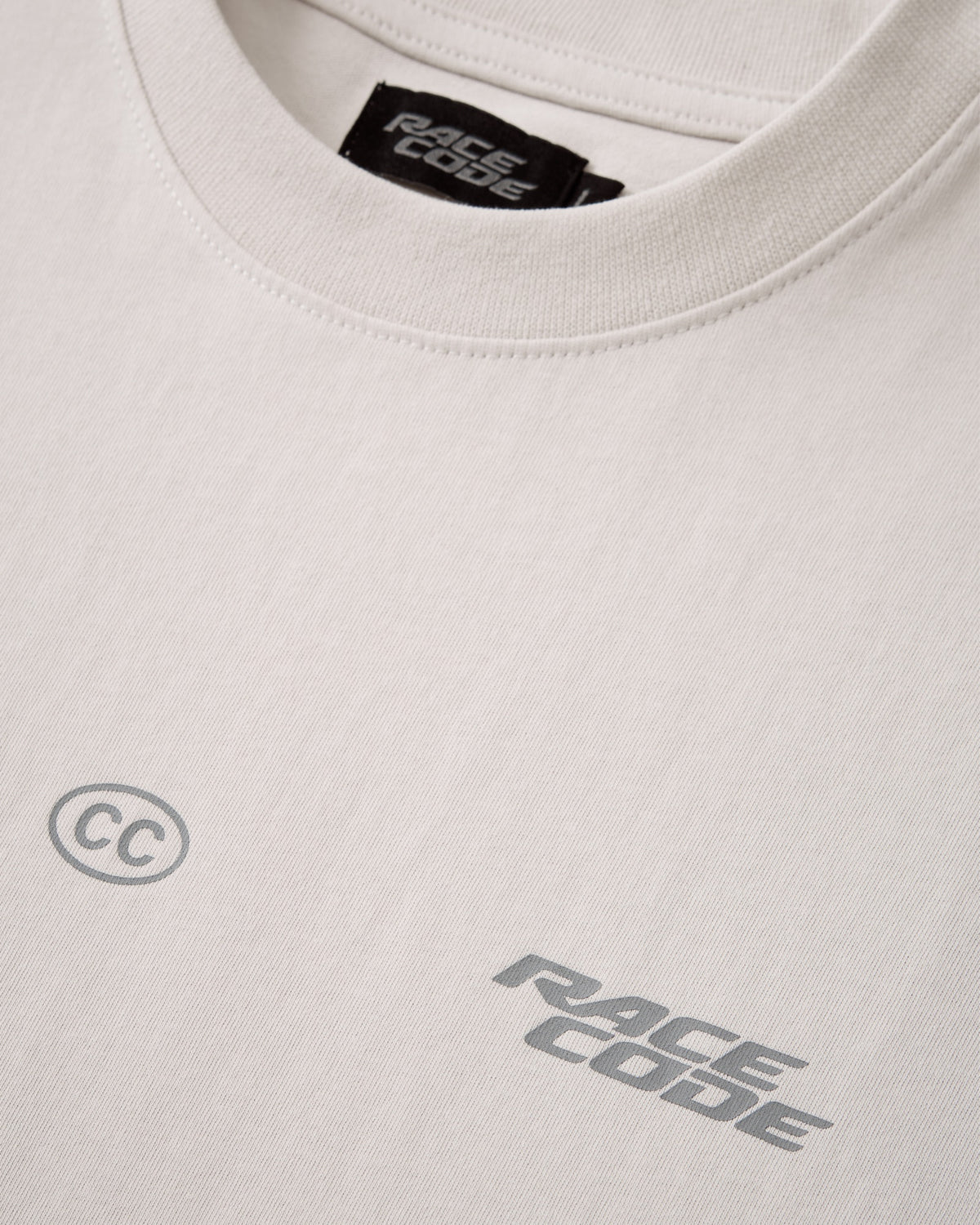 Circuit Club Gray Tee: cuello de canalé, etiqueta y gráficos tono sobre tono en el pecho
