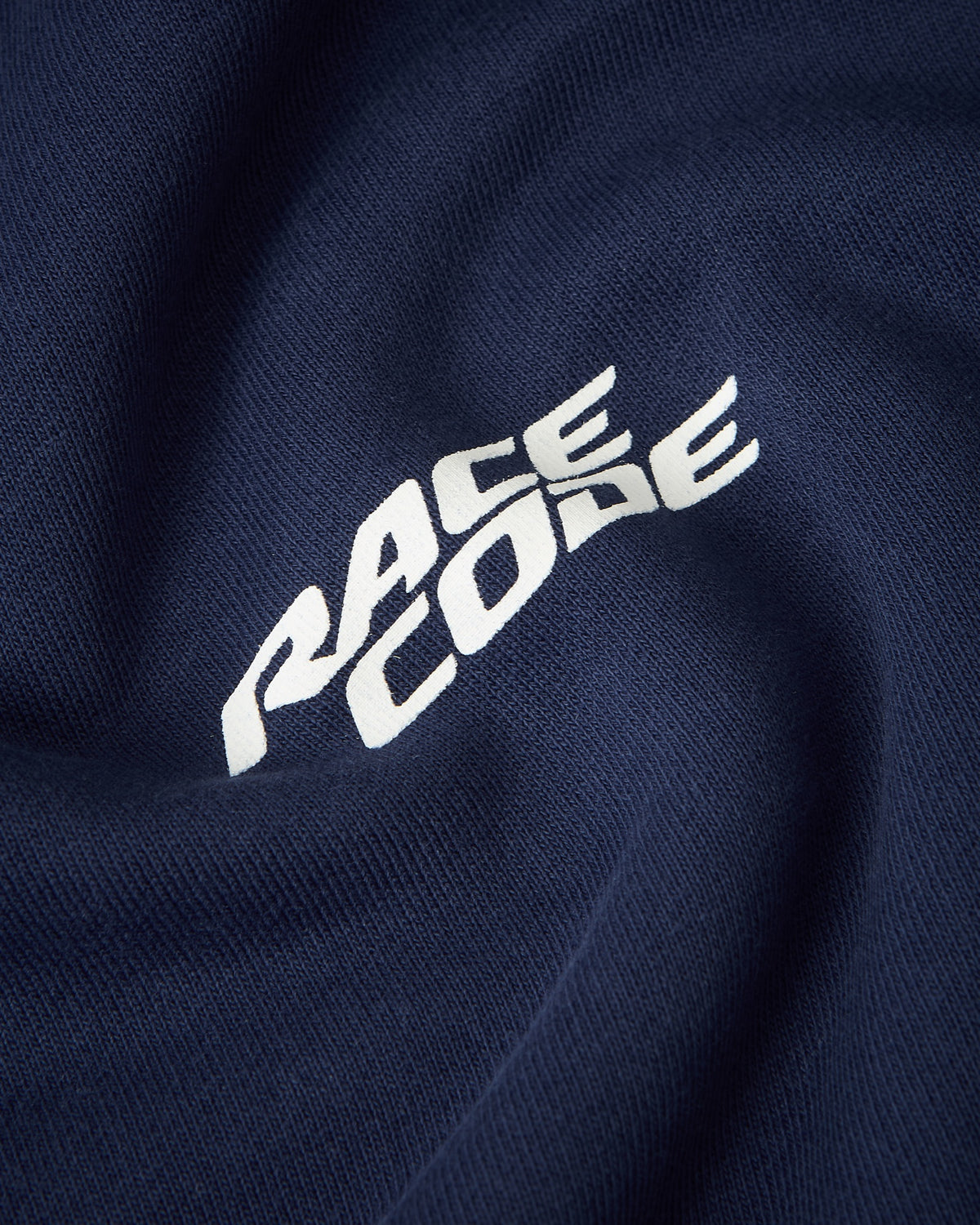Circuit Club Navy Hoodie: detalle del logo Race Code serigrafiado en blanco en la espalda